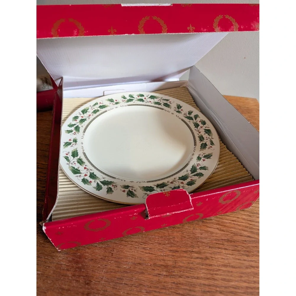 Vtg in Box Royal Limited Holly Holiday Dinner Plates Set of 3 Made in Japan